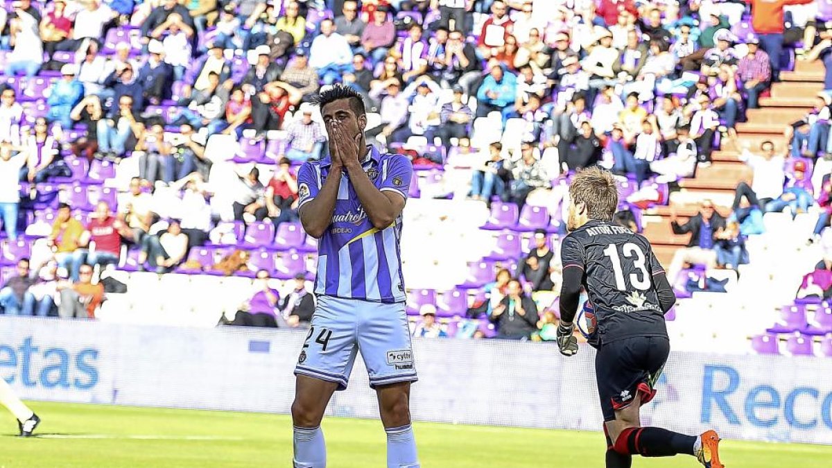 Álex Pérez lamenta una ocasión fallada durante el último Real Valladolid-Numancia.-E.M.