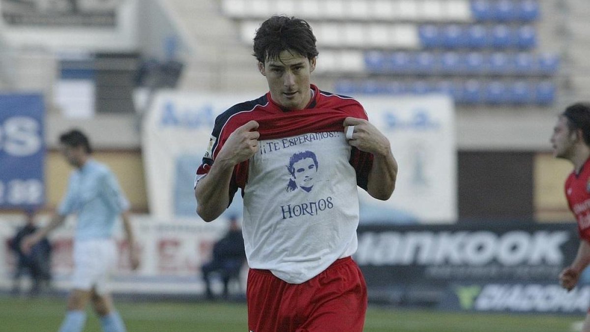 Aduriz homenajea en su gol a Hornos.-EL MUNDO