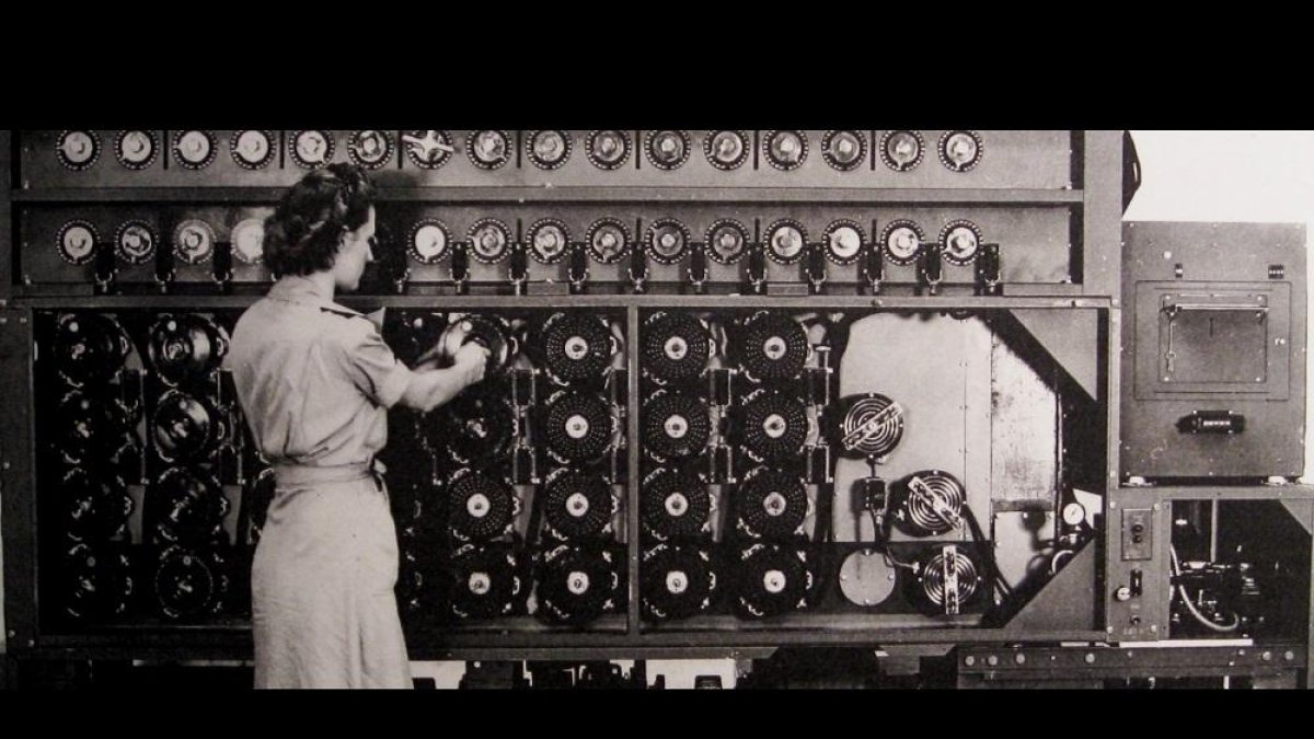 Un fotograma del documental muestra a una trabajadora con una máquina para desencriptar códigos secretos nazis.-