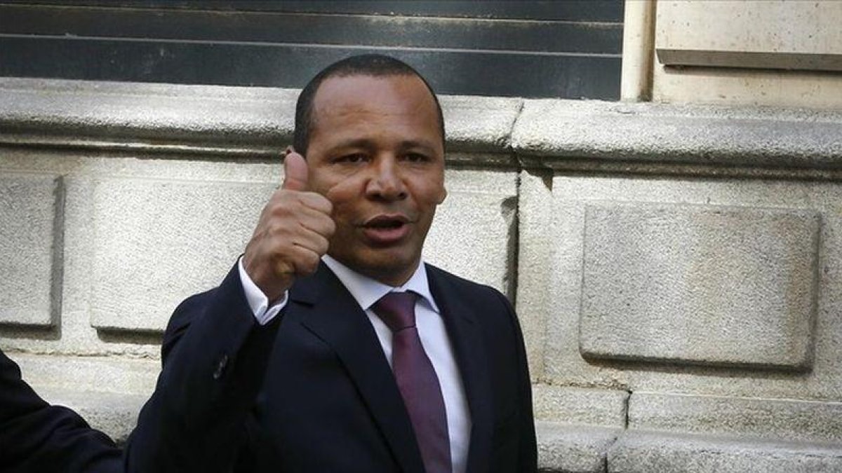 El padre de Neymar abandona la Audiencia Nacional el pasado mes de octubre.-JUAN MANUEL PRATS