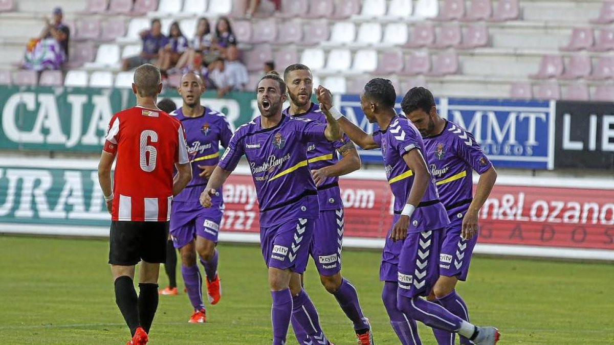 El delantero Rodri, en el centro, celebra en Zamora su primer gol con la camiseta del Real Valladolid.-Mariam A. Montesinos