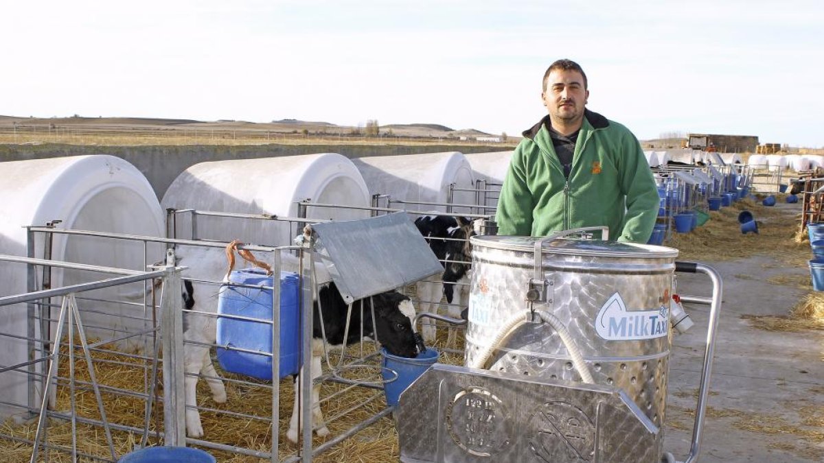 Guillermo Azpeleta, ganadero de vacuno de leche y socio de Lacto Unión, en su explotación de Melgar de Yuso (Palencia).-E.M.
