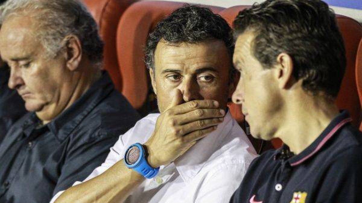 Luis Enrique habla con Unzué, durante el partido ante el Levante, en Valencia.-Foto: MIGUEL LORENZO