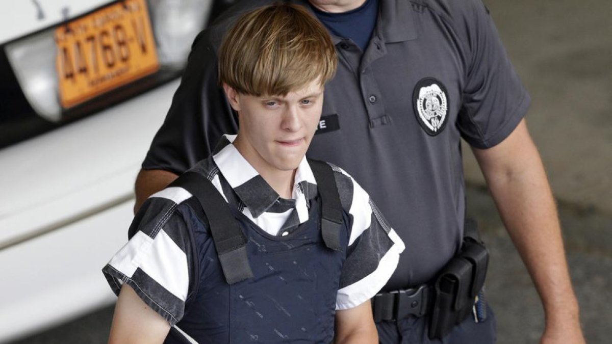 El autor de la matanza de Charleston, Dylan Roof, escoltado por la policía durante el juicio que le ha condenado a la pena de muerte.-AP