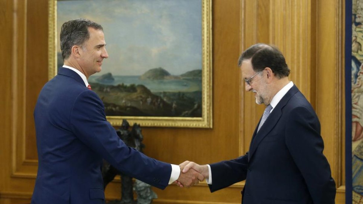 Mariano Rajoy junto al rey Felipe VI.-AFP