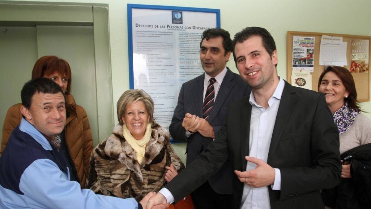 El secretario general del PSCyL, Luis Tudanca, saluda a un usuario del centro ocupacional Otero de la Fundación Aspanis de Palencia, junto al delegado de la Fundación Personas, Antonio Mota (C), la procuradora Begoña Nuñez y la encargada de talleres ocupa-Ical