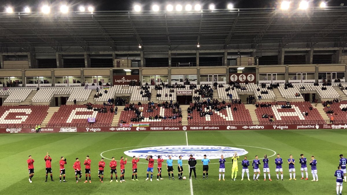 Onces iniciales de ambos equipos en Las Gaunas. / UD LOGROÑÉS
