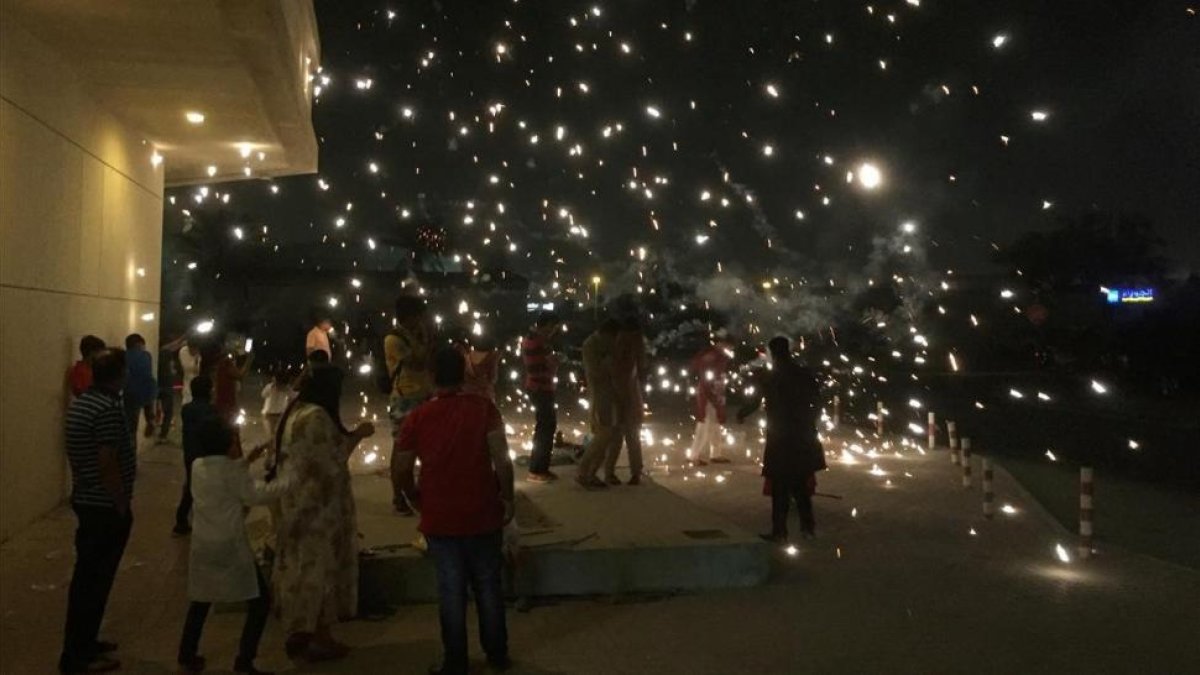 Varias personas lanzan bengalas en la celebración del festival hindú del Diwali, en Dubái (EAU), el 19 de octubre.-REUTERS / SALEH SALEM