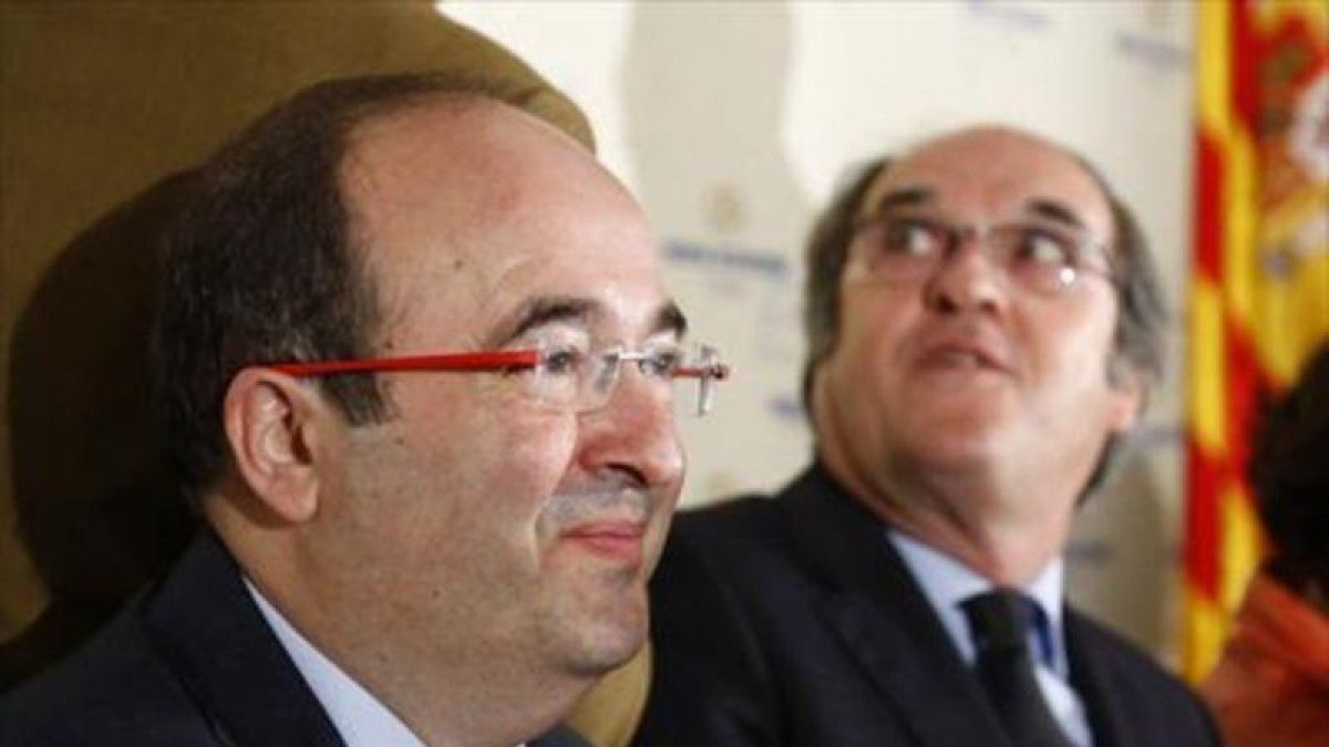 Miquel Iceta (izquierda), junto a Ángel Gabilondo, en el Fórum Europa.-AGUSTÍN CATALÁN