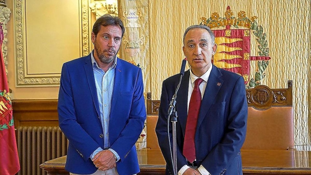 Óscar Puente y Antonio Largo Cabrerizo tras su reunión de ayer.-E. M.