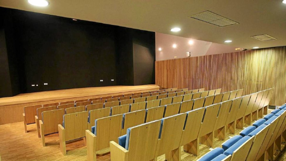 Auditorio del centro cívico en el barrio de Arturo Eyries y el Palero en la Casa Cuna de Valladolid-J.M.Lostau