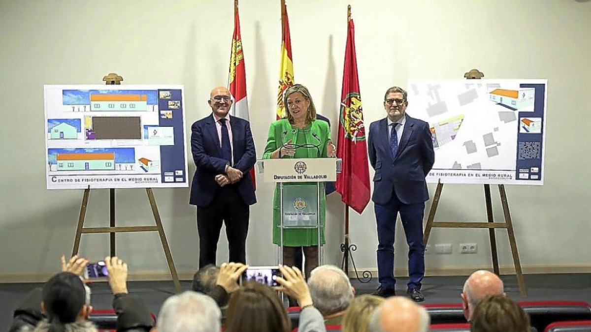 Jesús Julio Carnero, Pilar del Olmo y Julio Herrero durante la presentación de Fisiomer, ayer en Matapozuelos.-ICAL