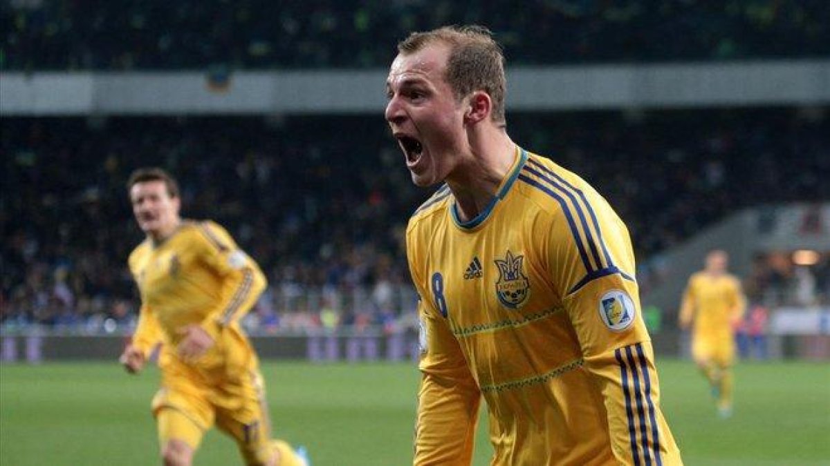 Zozulya, en un partido con Ucrania, celebra un gol ante Francia.-