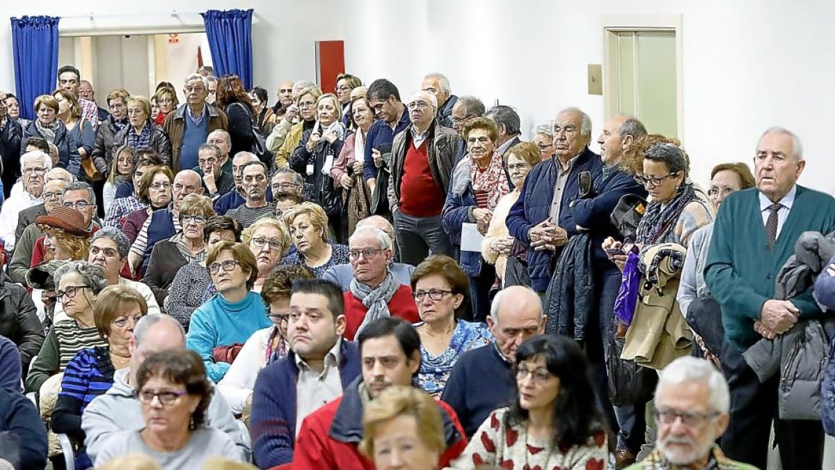 Vecinos asistentes ayer a la asamblea de la Zona Sur con el alcalde.-J.M. LOSTAU