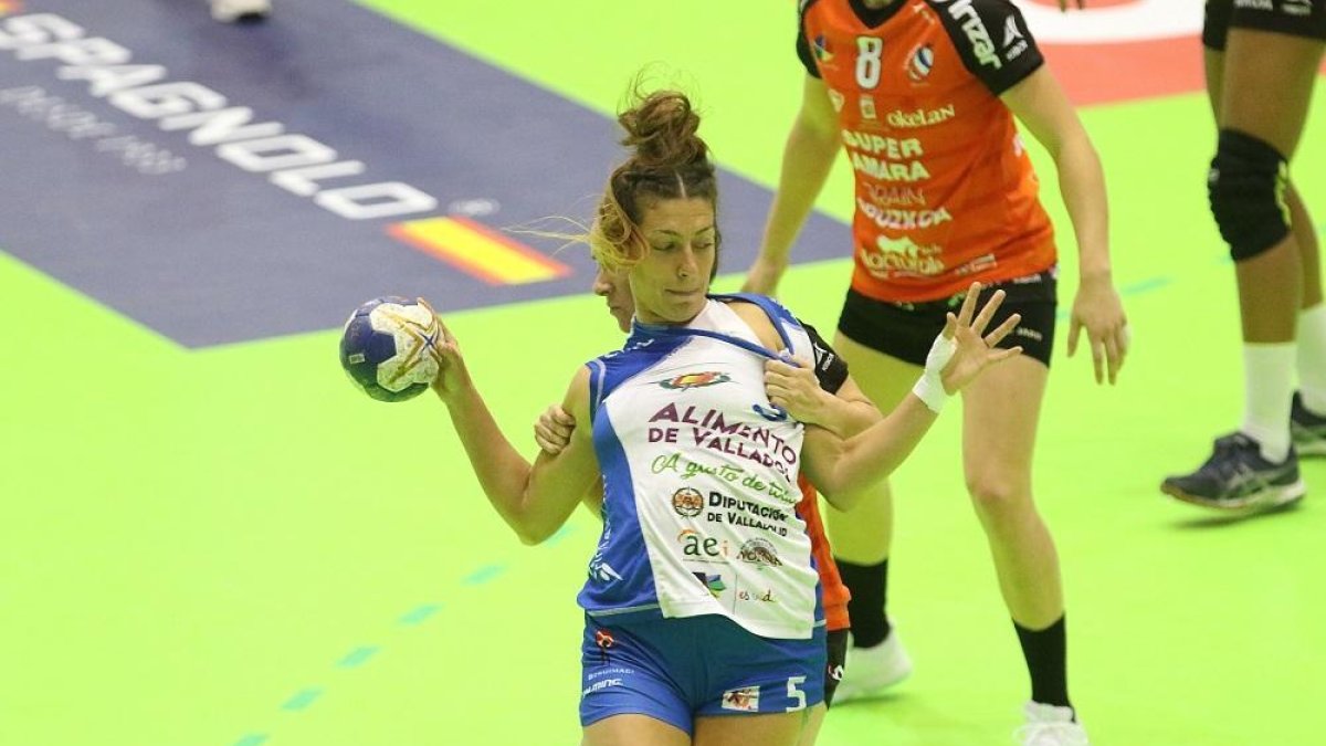 Melina Cozzi es agarrada por una jugadora del Bera Bera ayer en la final de la Copa de la Reina en Baracaldo.-PHOTO DEPORTE