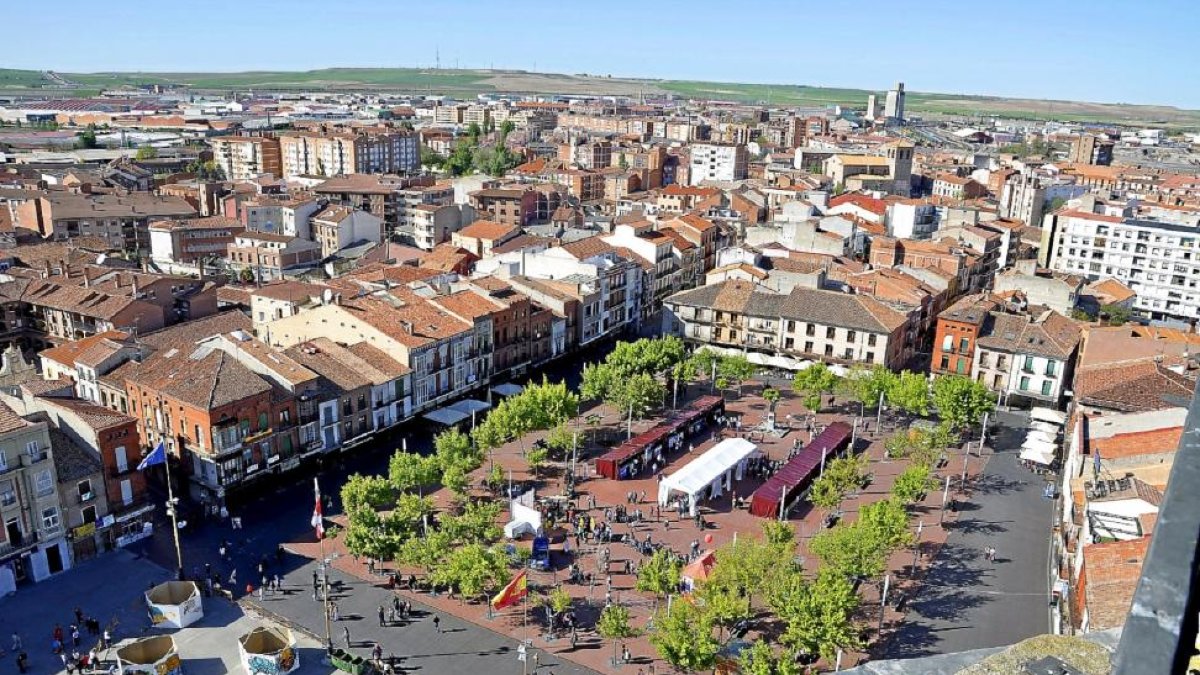 Panorámica de la Plaza Mayor y parte del centro urbano de Medina del Campo, durante la celebración de una de sus tradicionales ferias.-Santiago