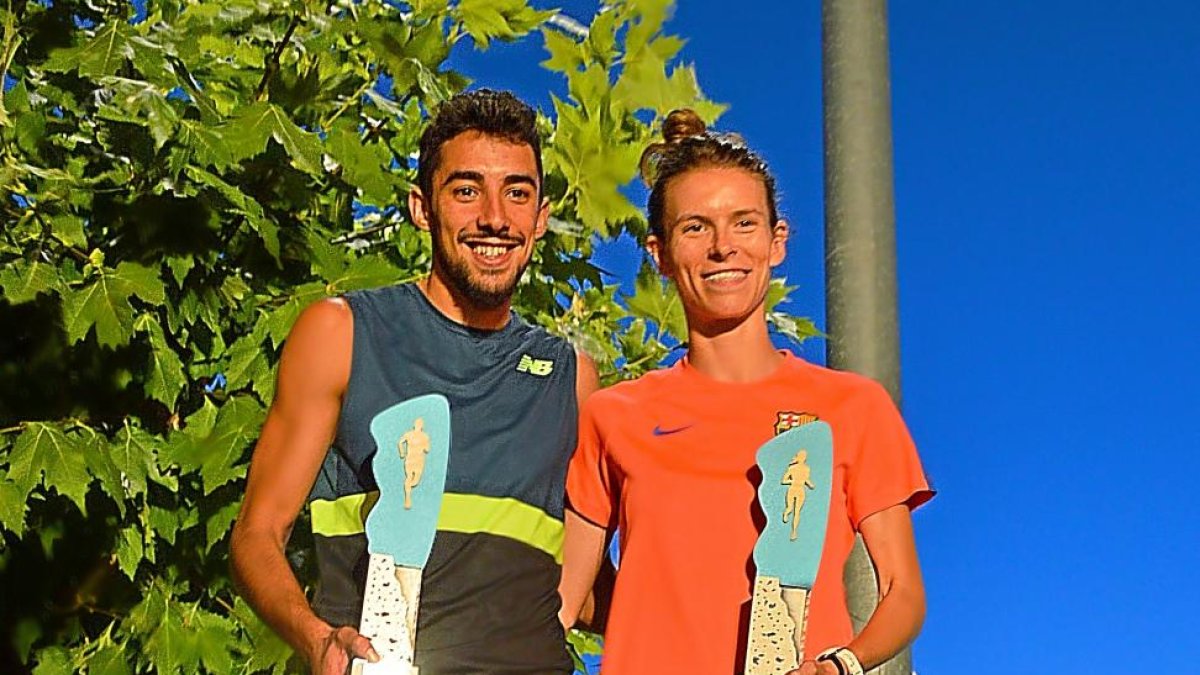 SaúlOrdóñez y Blanca Fernández de la Granja posan con sus premios.-El MUNDO