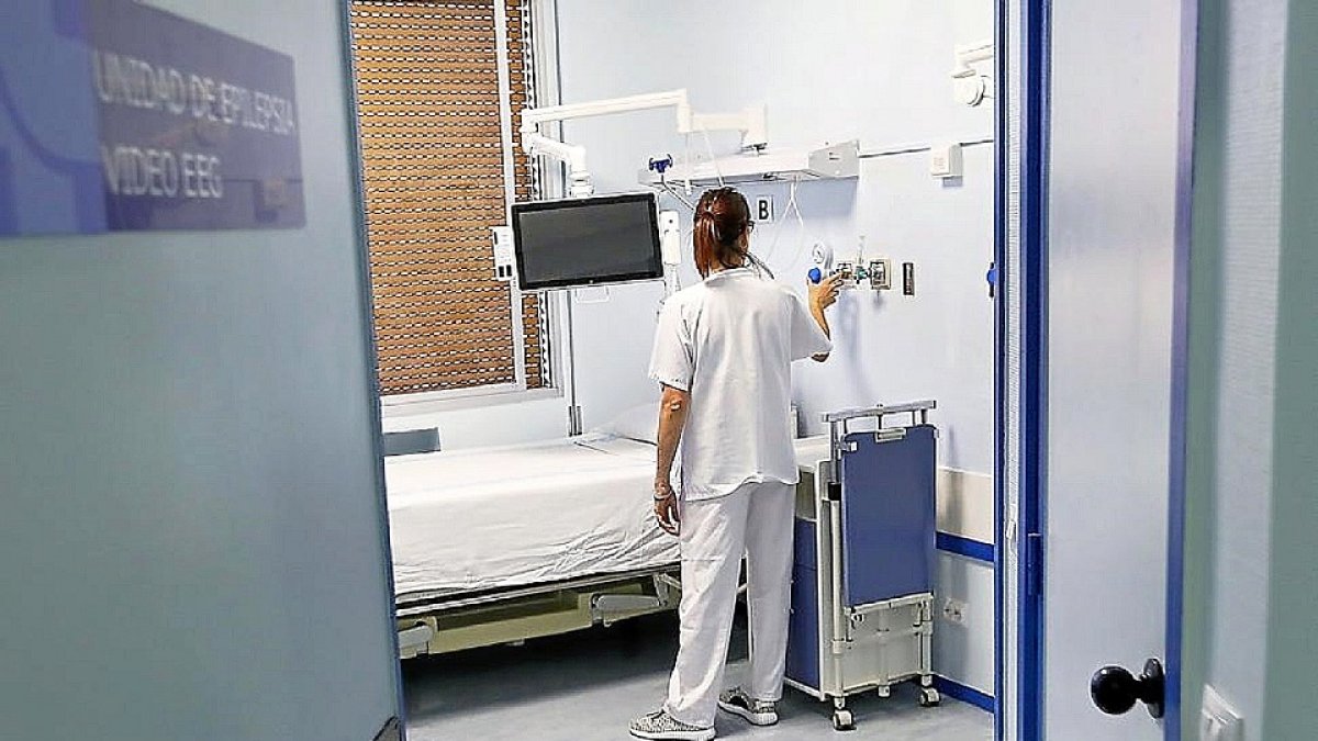 Una enfermera revisa el material en el Hospital Clínico Universitario de Valladolid. E.M.