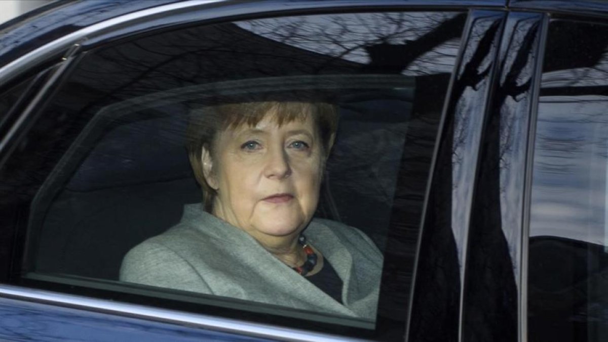 Angela Merkel, a su llegada a la sede del SPD para las negociaciones.-AP / GREGOR FISCHER