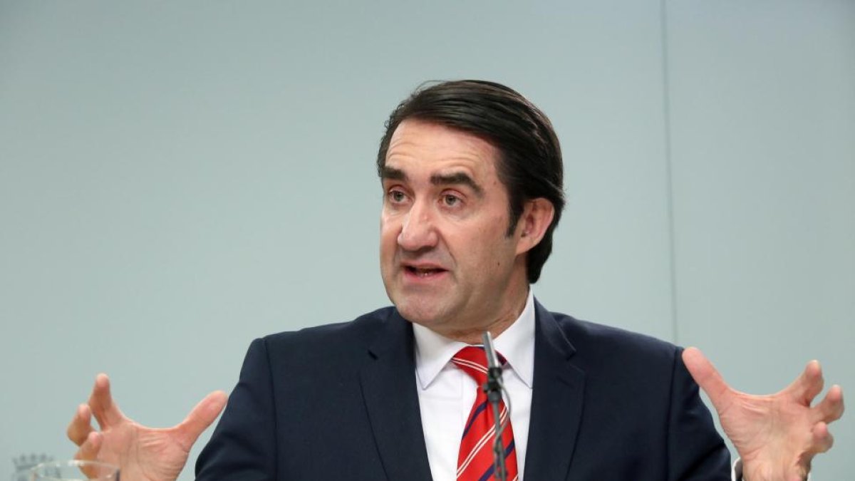El consejero de Fomento y Medio Ambiente, Juan Carlos Suárez-.Quiñones, durante la rueda de prensa posterior al Consejo de Gobierno de Castilla y León-ICAL