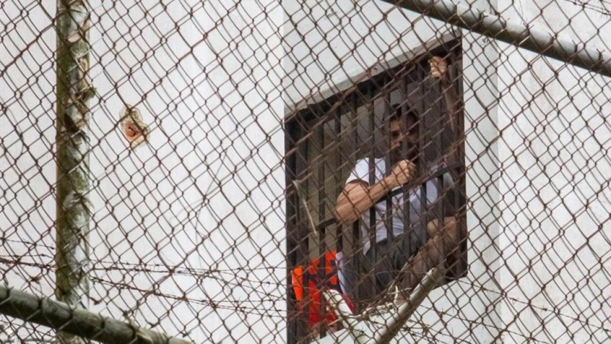 Leopoldo López en la ventana de su celda.-EFE / MIGUEL GUTIERREZ