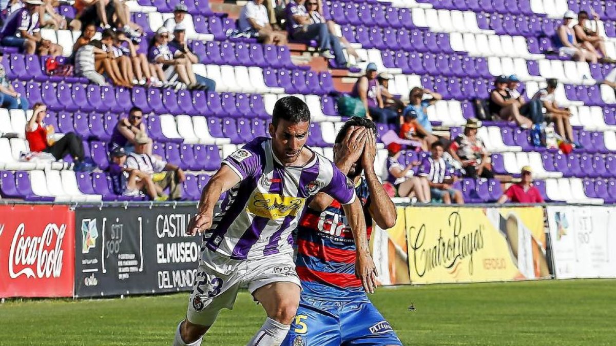 Enric Pi cae fulminado mientras Alfaro se interna hacía la portería.-Miguel Ángel Santos