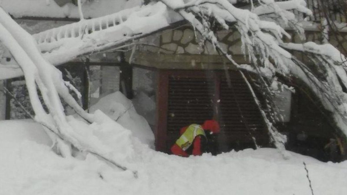 Operación de rescate en el hotel Rigopiano tras la avalancha en Farindola, el 19 de enero.-EFE / ITALIAN MOUNTAIN RESCUE CNAS HAN