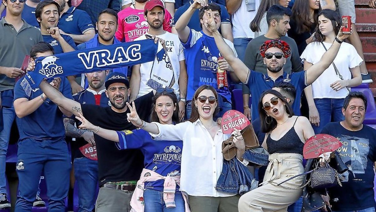 La afición del VRAC durante la celebración de la pasada final de Liga en Pepe Rojo.-J.M.LOSTAU