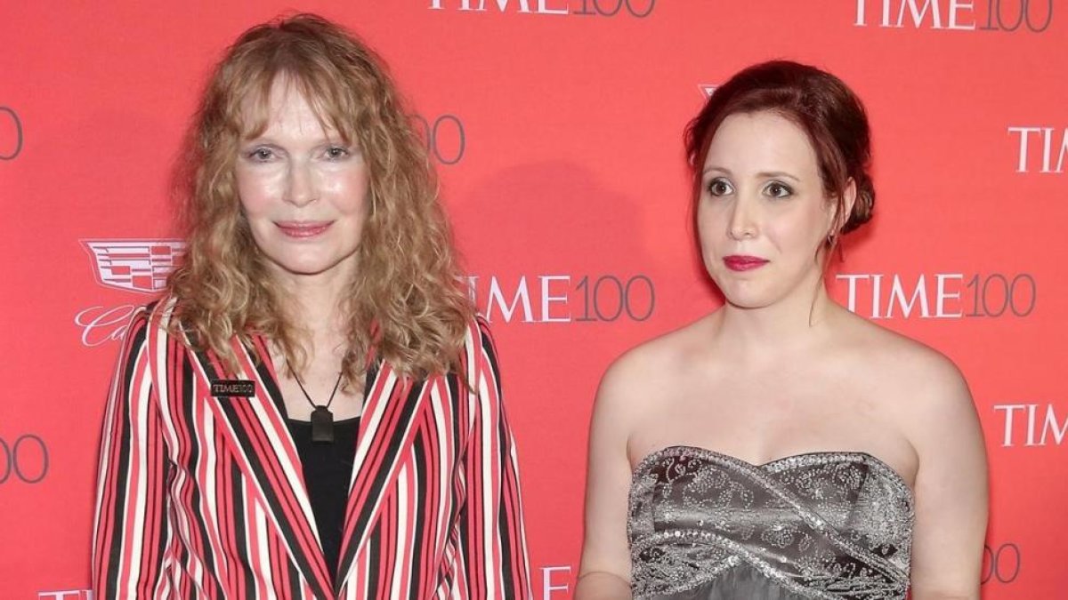 Mia Farrow y su hija adoptiva Dylan.-NEILSON BARNARD