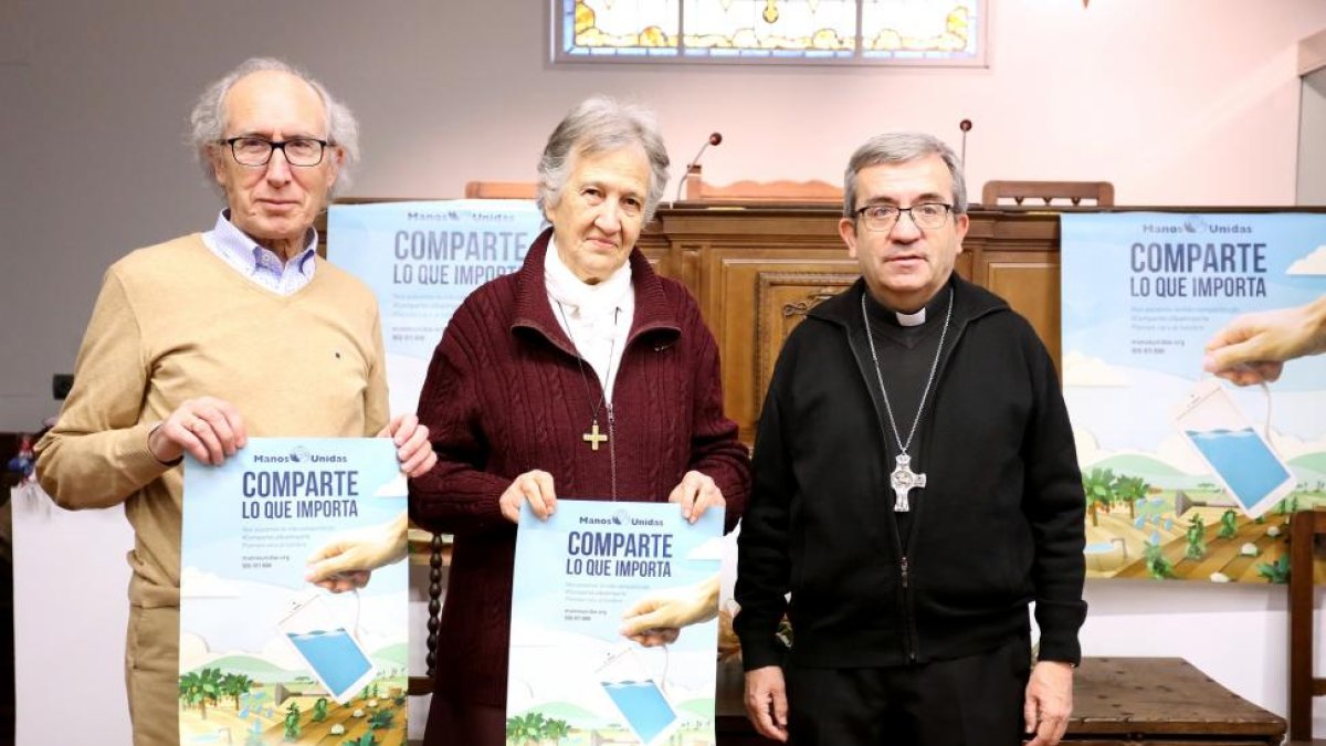 El presidente de Manos Unidas Valladolid, José María Borge (I), presenta la campaña de la organización. Junto a él, la misionera Pilar Basagoiti (C), y el obispo auxiliar de Valladolid, Luis Argüello (D)-ICAL