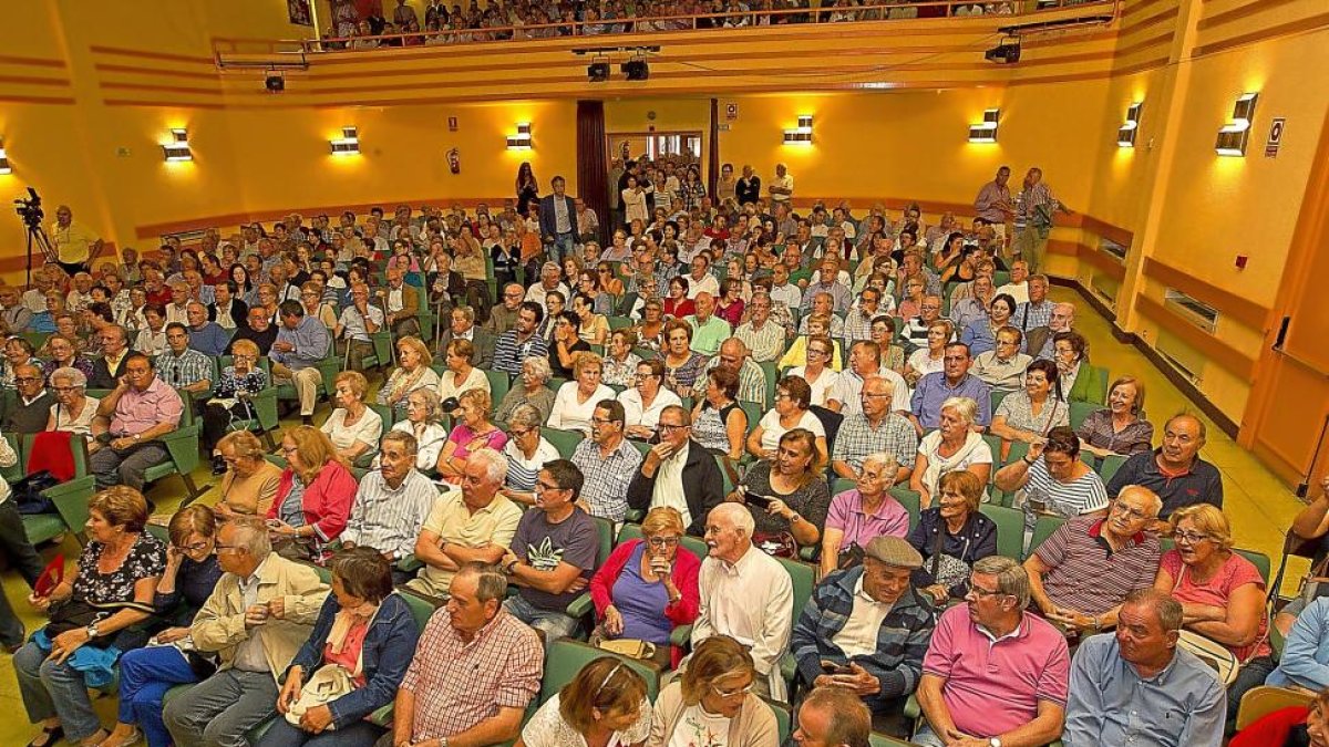 Más de 400 personas asisten a la Asamblea Vecinal convocada por el equipo de Gobierno en el barrio de Las Delicias.-J.M.LOSTAU