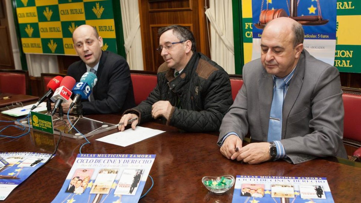 (I a D) Los abogados, Javier Prieto y Gabino Carro y el secretario de la fundación científica Caja Rural, Feliciano Ferrero, durante la presentación del I Ciclo de Cine y Derecho, que organiza el Colegio de Abogados de Zamora-Ical