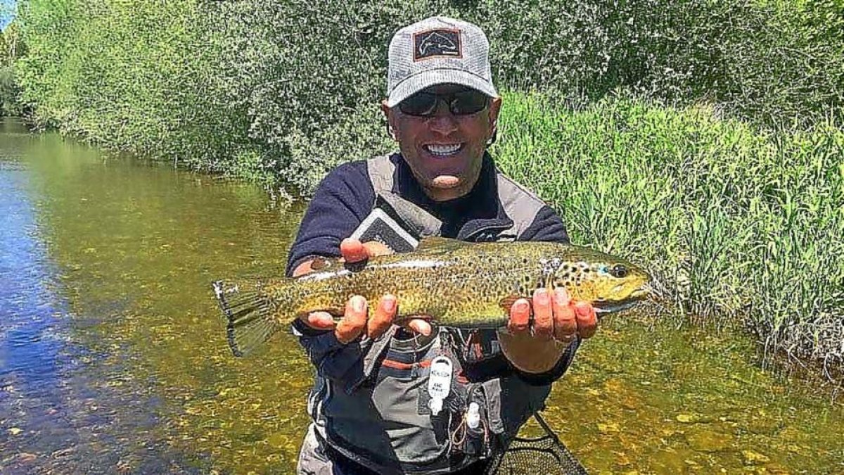 El campeón de España de veteranos, Javier Álvarez Tejedor, pescando en el río Órbigo.-L.FUENTE