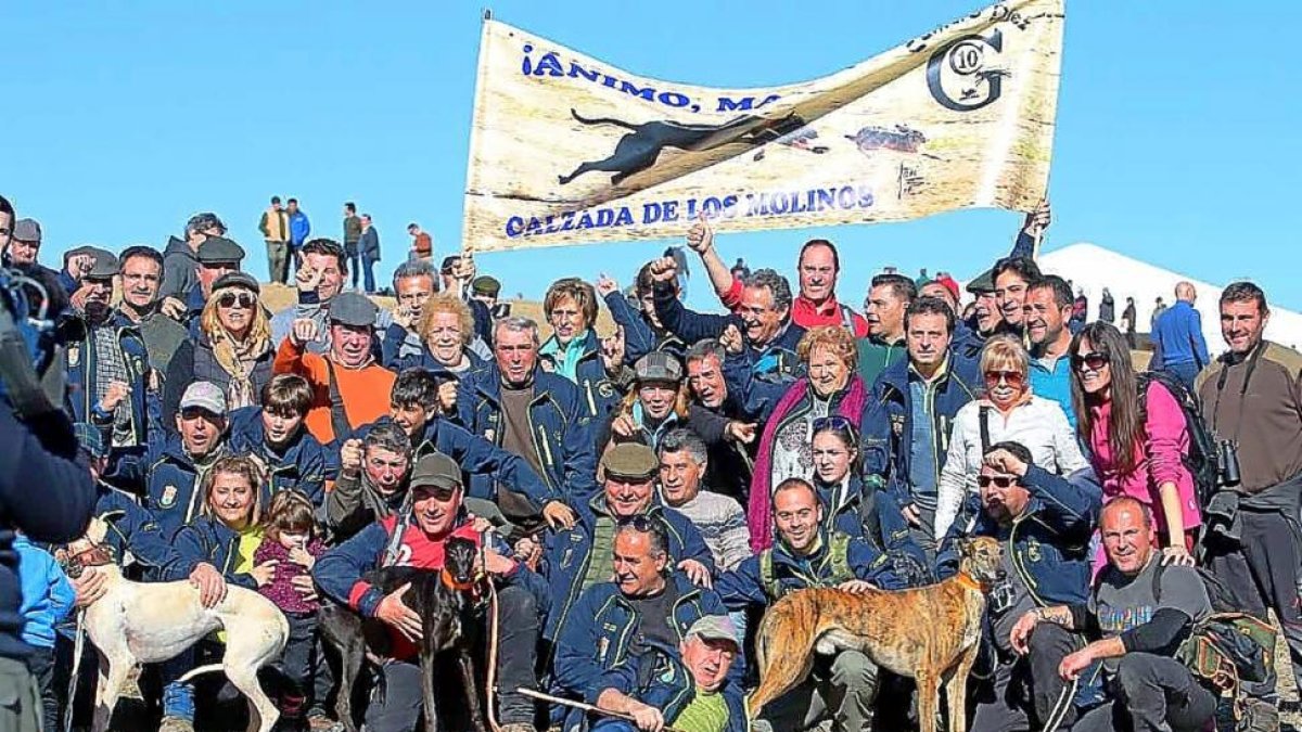 Seguidores de la galga negra Malú de Villadiezma celebran el pase de la palentina a la final nacional.-LEONARDO DE LA FUENTE