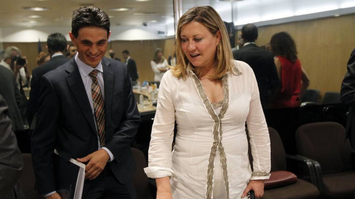 La consejera de Economía y Hacienda, Pilar del Olmo, saluda al ministro de Hacienda y Administraciones Públicas, Cristóbal Montoro al comienzo de la reunión del Consejo de Política Fiscal y Financiera-Ical