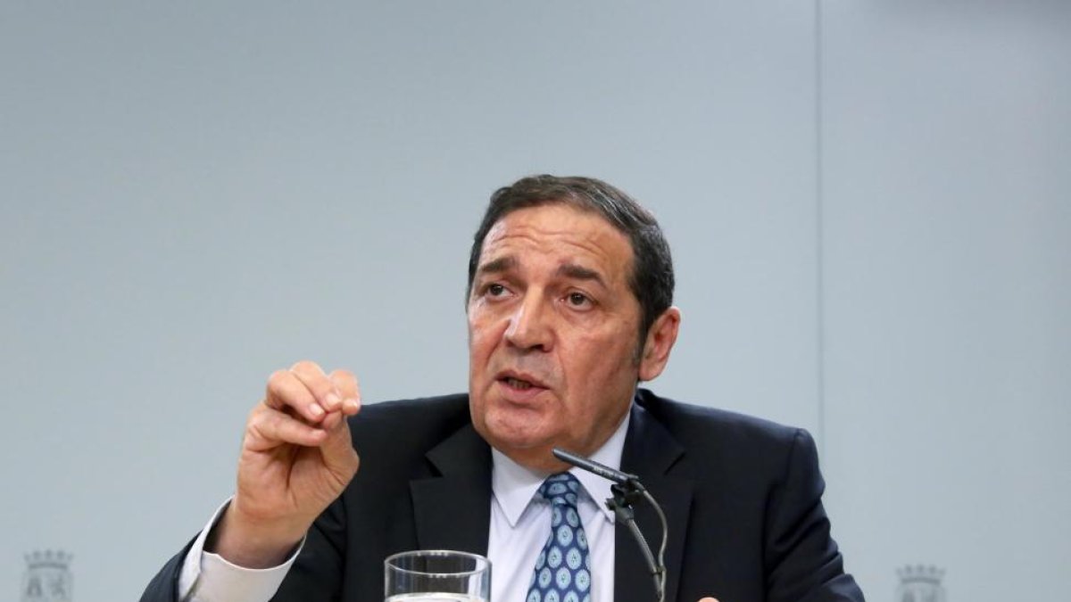 El consejero de Sanidad, Antonio Saez, durante la rueda de prensa posterior a la reunión del Consejo de Gobierno de Castilla y León.-ICAL