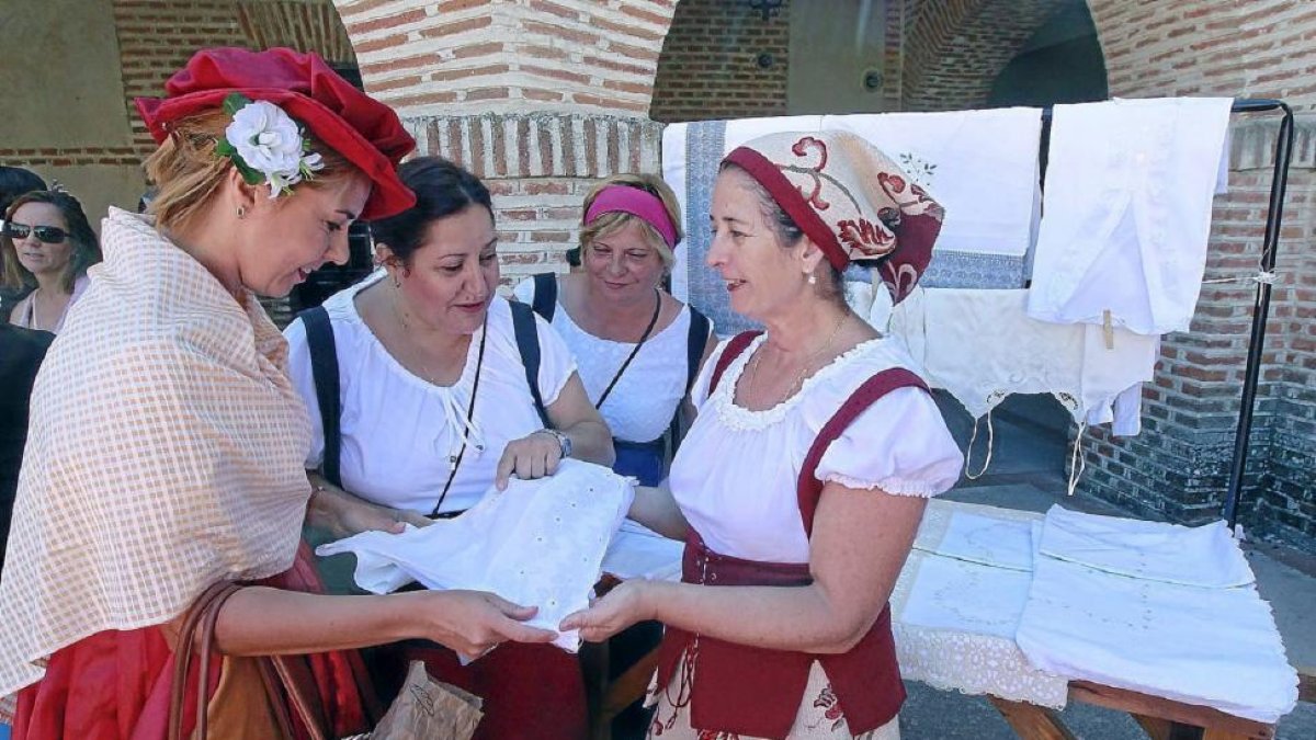 Los vecinos de Olmedo se visten de época para escenificar El Caballero de Olmedo.-J. M. LOSTAU