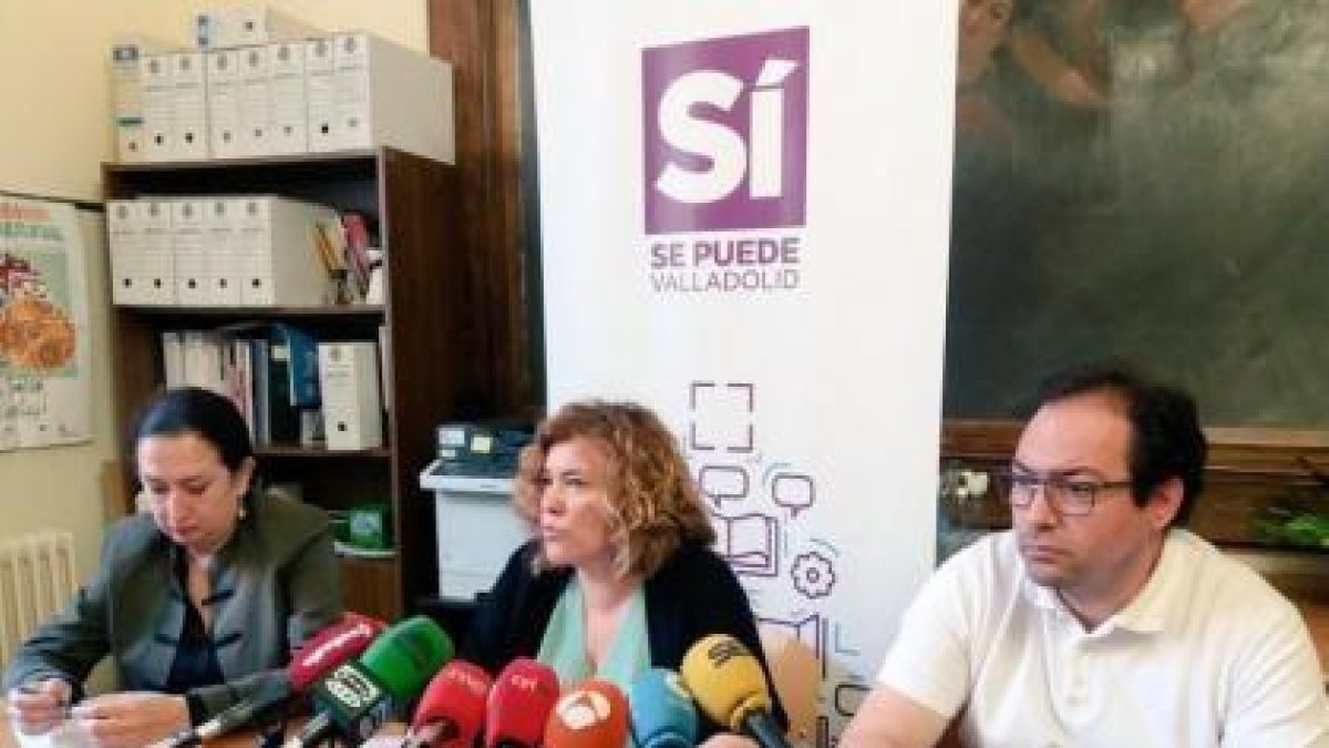 Reguero, Chávez y Gallego atienden a los medios de comunicación.-EL MUNDO