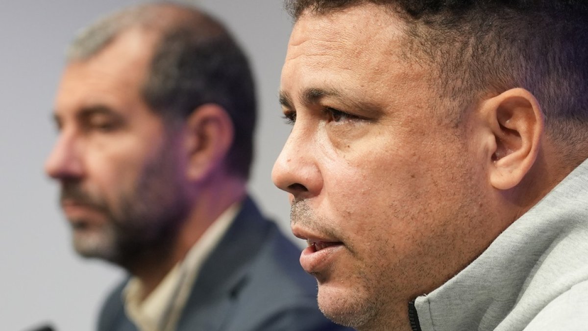 Ronaldo, junto a su escudero Espinar, en la rueda de prensa anual tras el descenso del Real Valladolid. / J. M. LOSTAU