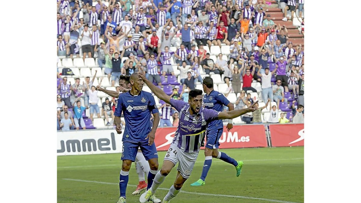 El defensa central blanquivioleta Álex Pérez celebra su gol, ante el getafense Cata Díaz.-BALCAZA