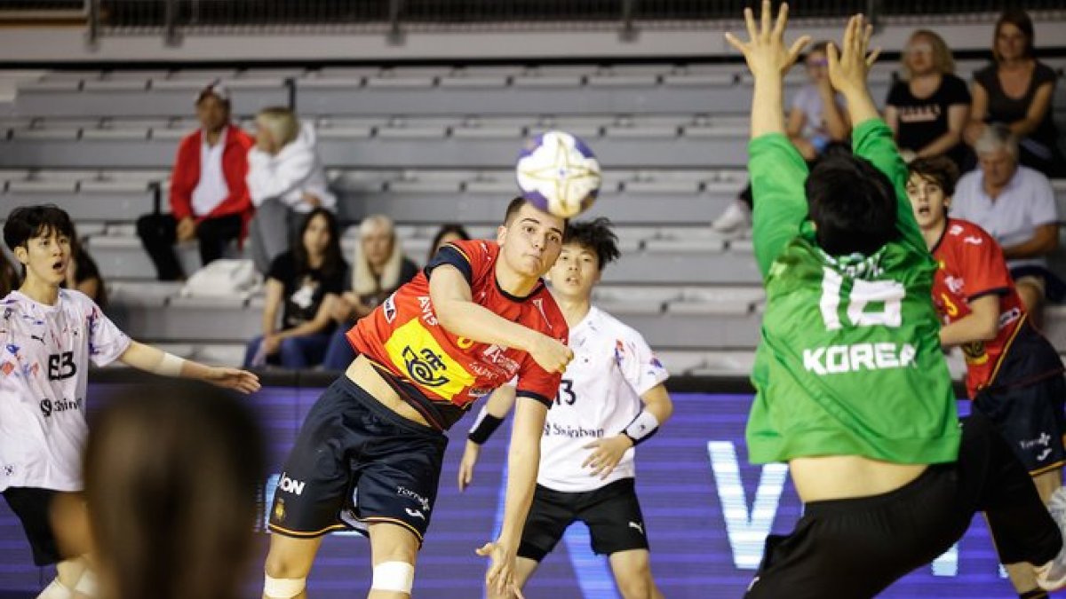 Herrero realiza un lanzamiento a portería. Croatia 2023 / Kolektiff images