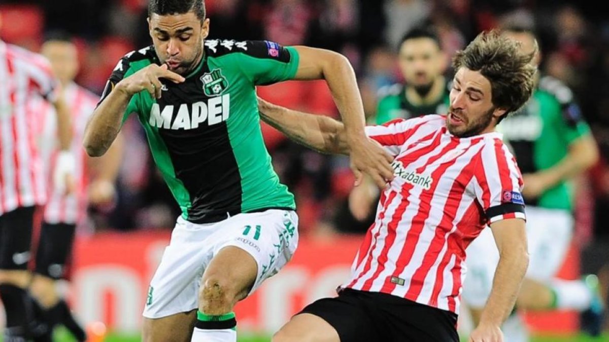 Yeray Álvarez, a la derecha, en el partido frente al Sassuolo italiano.-AFP / ANDER GILLENEA