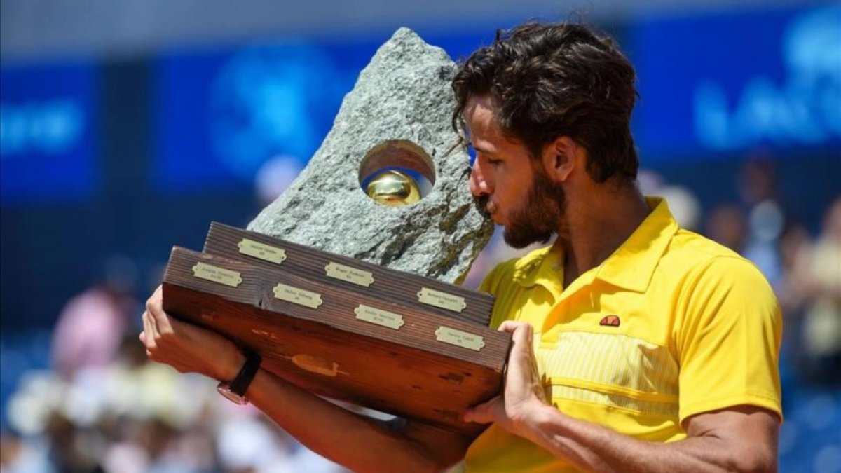 Feliciano López besa el trofeo de Gstaad.-AFP / FABRICE COFFRINI