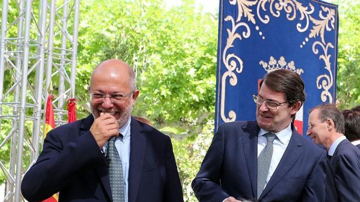El presidente de la Junta, Alfonso Fernández Mañueco, y el vicepresidente de la Junta, Francisco Igea, durante la toma de posesión de los consejeros del Gobierno-ICAL