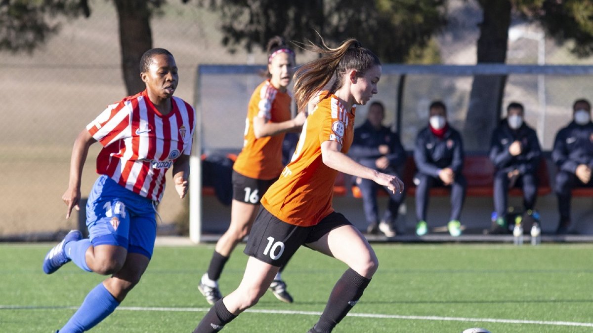 Marta Charle, jugadora del Parquesol conduce el balón ante el Sporting. / PHOTOGENIC-I. TOMÉ