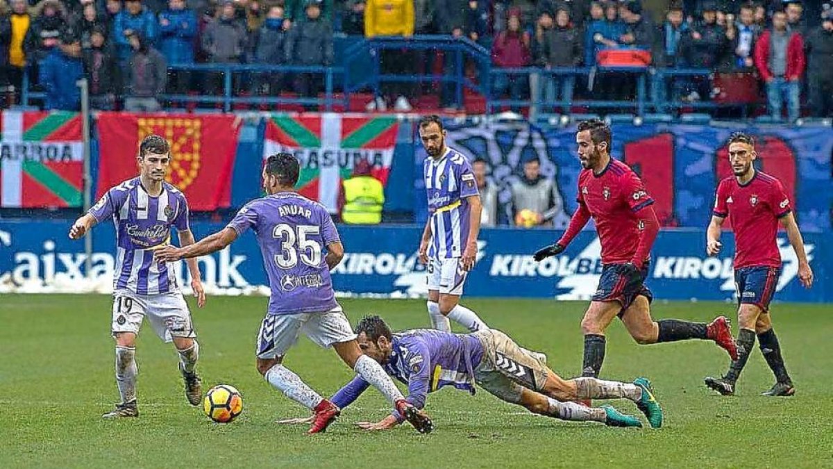 Kiko Olivas se lanza al suelo para despejar un balón en presencia de Anuar y Toni.-PHOTO-DEPORTE