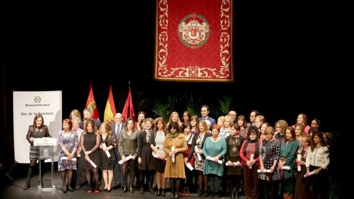 Las alcaldesas de la provincia de Valladolid junto a Jesús Julio Carnero, Isabel García Tejerina, Pilar del Olmo y los portavoces de los grupos de la Diputación de Valladolid.-ICAL