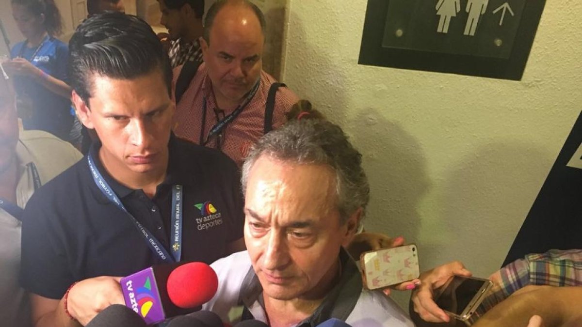 El empresario Ernesto Tinajero durante una rueda de prensa en México.-EL MUNDO