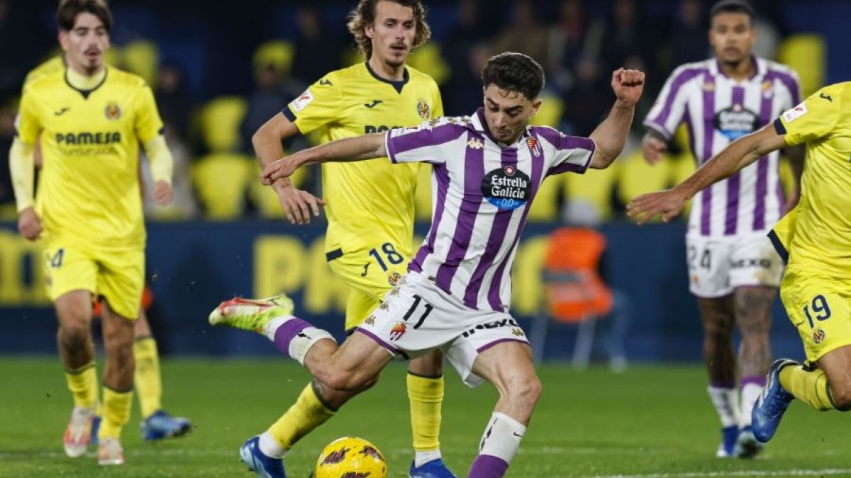 Moro chuta ante el Villarreal B.