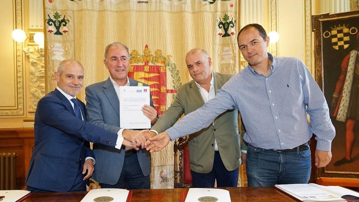 Víctor Caramanzana, Antonio Gato, Javier Labarga y Alejandro García Pellitero, durante la firma del convenio.-ICAL